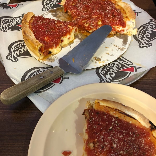 Das Foto wurde bei Nancy&#39;s Chicago Pizza - Johns Creek von Christopher R. am 4/20/2018 aufgenommen