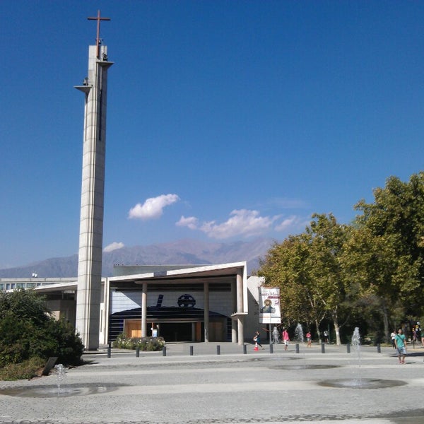 Fotos Em Pontificia Universidad Catolica De Chile Campus San Joaquin Universidade Em Macul