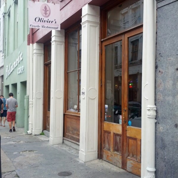 Foto tomada en Olivier&#39;s Creole Restaurant in the French Quarter  por MontroAcademy.com el 8/17/2013