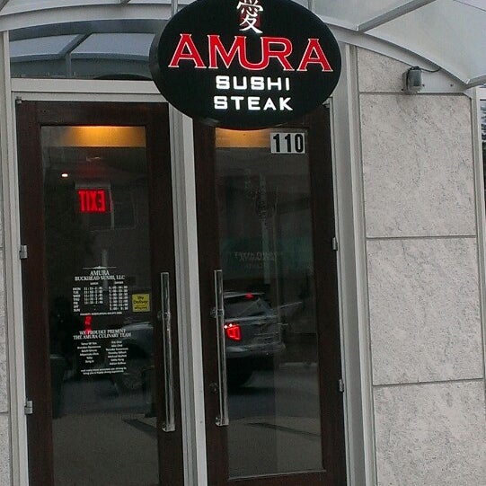 Foto tirada no(a) Amura Sushi and Steak por Roamilicious.com em 9/24/2013