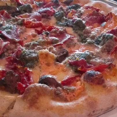 Foto scattata a Hearth Pizza Tavern da Roamilicious.com il 12/4/2012