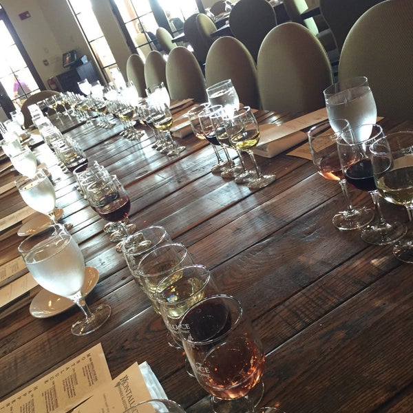 รูปภาพถ่ายที่ Montaluce Vinyard and LeVigne Restaurant โดย Roamilicious.com เมื่อ 10/7/2015