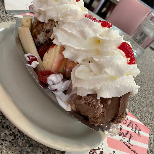 Das Foto wurde bei Sugar Bowl Ice Cream Parlor Restaurant von Kimmy K. am 4/17/2021 aufgenommen