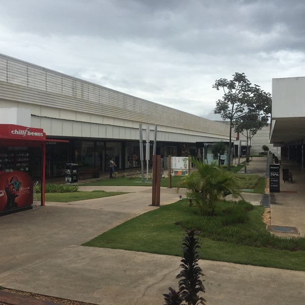 Photo taken at Outlet Premium Brasília by Sheila Maria C. on 4/15/2019
