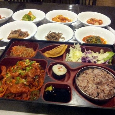8/7/2014 tarihinde Sura Korean BBQ Buffetziyaretçi tarafından Sura Korean BBQ Buffet'de çekilen fotoğraf