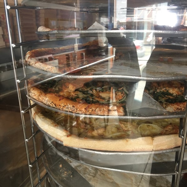 Das Foto wurde bei Abbot&#39;s Pizza Company von Linus L. am 10/26/2018 aufgenommen
