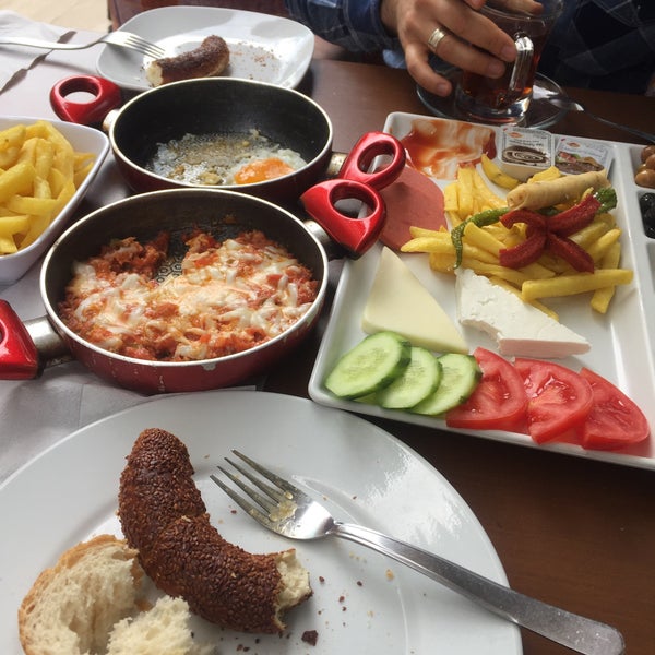 รูปภาพถ่ายที่ Tuna Simit Cafe โดย Gözde A. เมื่อ 4/20/2017