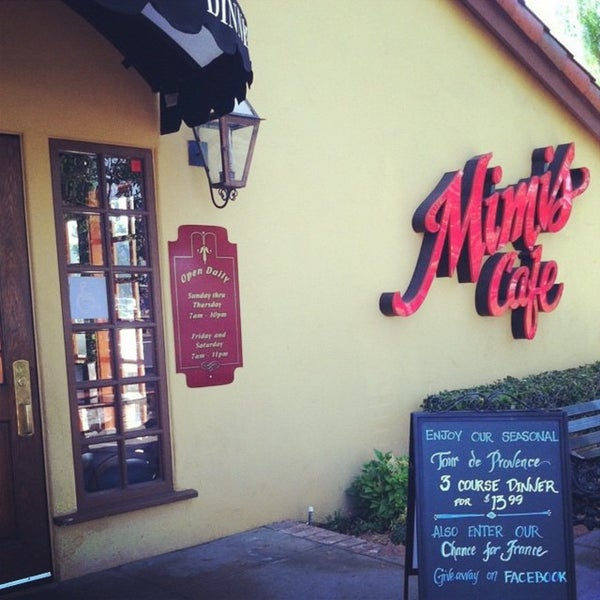 Photo prise au Mimi&#39;s Cafe par Puya G. le11/25/2014