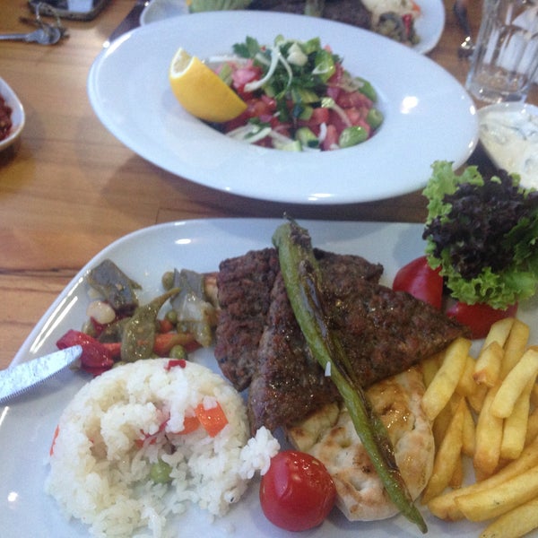 รูปภาพถ่ายที่ Bingüller Steak House &amp; Mangalda Et โดย Mustafa A. เมื่อ 5/23/2015