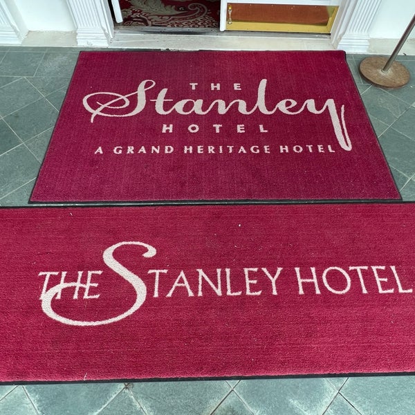 รูปภาพถ่ายที่ Stanley Hotel โดย Tim W. เมื่อ 6/23/2022