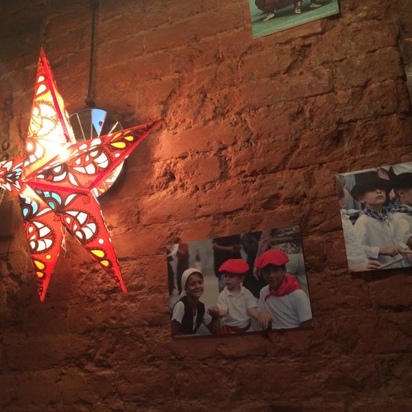 5/12/2015에 Svetochek S.님이 El Basco Tapas Bar에서 찍은 사진
