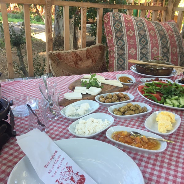 Foto diambil di Derin Bahçe Restaurant oleh Ayşe S. pada 9/8/2017