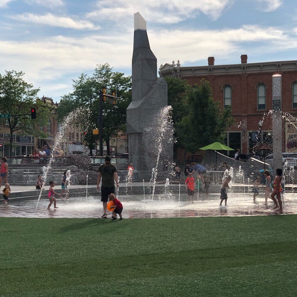 Das Foto wurde bei Main Street Square von Rachel K. am 6/30/2019 aufgenommen
