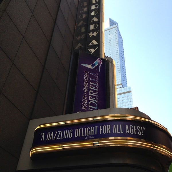 Foto tomada en Cinderella on Broadway  por Carla G. el 5/30/2013