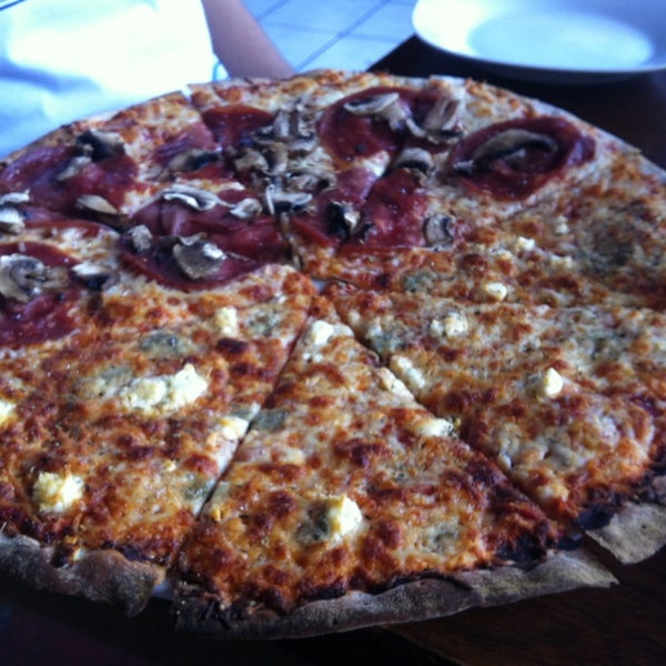 2/24/2013 tarihinde Laura L.ziyaretçi tarafından La Taula - Pizzas a la Leña'de çekilen fotoğraf