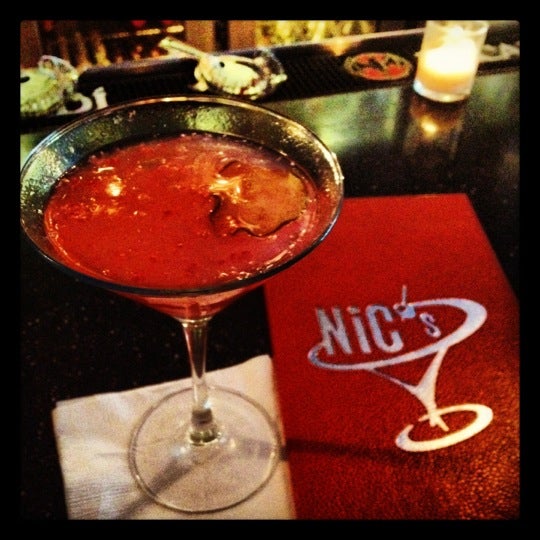 รูปภาพถ่ายที่ Nic&#39;s Martini Lounge โดย Alex G. เมื่อ 4/23/2012