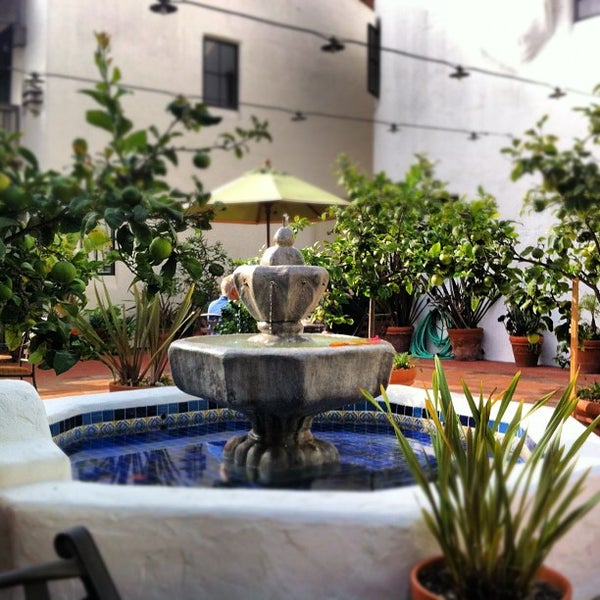 รูปภาพถ่ายที่ Spanish Garden Inn โดย Flo G. เมื่อ 9/11/2012