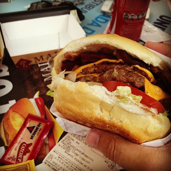 2/20/2013 tarihinde Jhony G.ziyaretçi tarafından Madero Burger'de çekilen fotoğraf