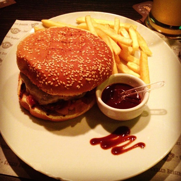 Photo prise au JPL Burgers par Jhony G. le5/22/2013