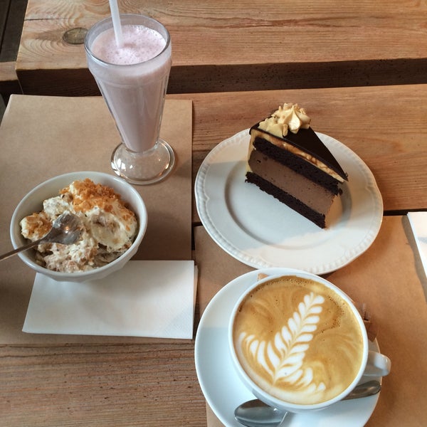 Das Foto wurde bei DoubleDecker Cake &amp; Coffee von Vitaly C. am 5/9/2015 aufgenommen