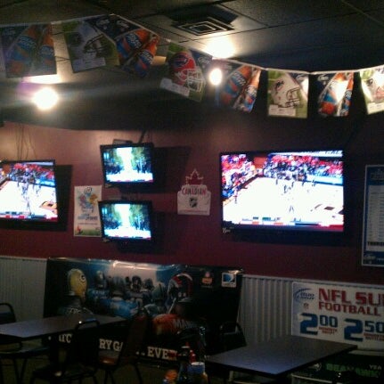 12/6/2012 tarihinde Matt C.ziyaretçi tarafından The Tailgater Sports Bar'de çekilen fotoğraf