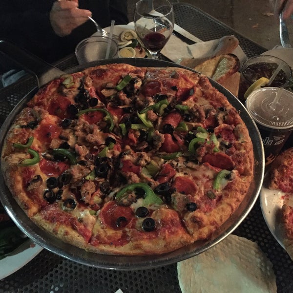 Photo taken at Kianti&#39;s Pizza &amp; Pasta Bar by Chris M. on 10/16/2015