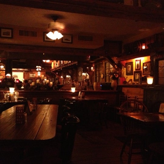 รูปภาพถ่ายที่ The Field Irish Pub &amp; Eatery โดย Midorikai เมื่อ 11/18/2012