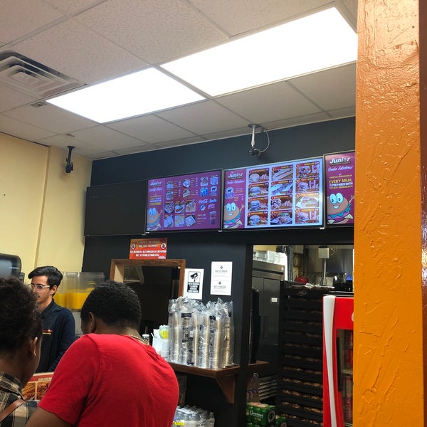 Foto scattata a Junior Colombian Burger - South Kirkman Road da Derek B. il 2/8/2018