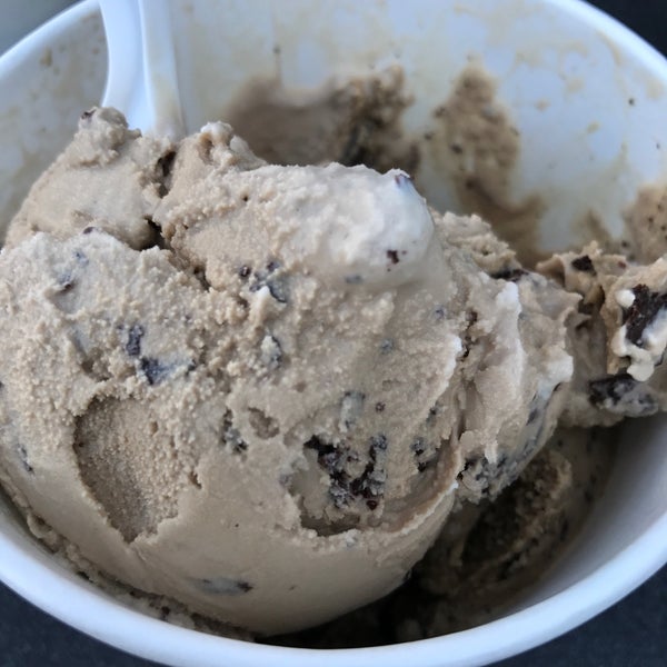2/13/2017 tarihinde Derek B.ziyaretçi tarafından Mission Street Ice Cream and Yogurt - Featuring McConnell&#39;s Fine Ice Creams'de çekilen fotoğraf