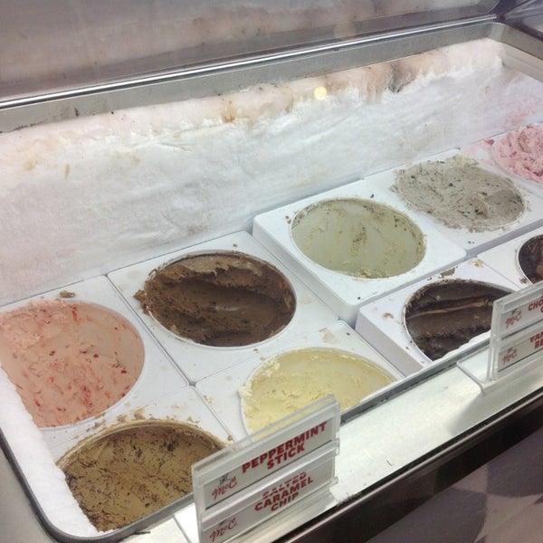 รูปภาพถ่ายที่ Mission Street Ice Cream and Yogurt - Featuring McConnell&#39;s Fine Ice Creams โดย Derek B. เมื่อ 3/3/2013