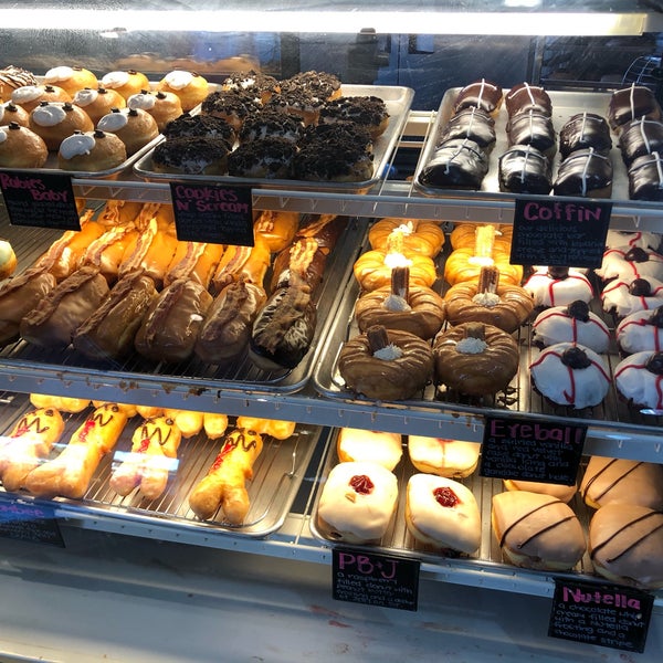 1/2/2019 tarihinde Derek B.ziyaretçi tarafından Zombee Donuts'de çekilen fotoğraf