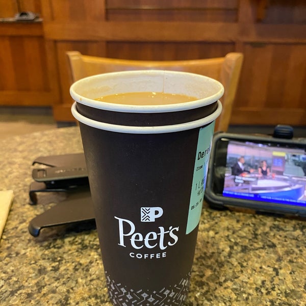 Снимок сделан в Peet&#39;s Coffee &amp; Tea пользователем Derek B. 2/3/2020