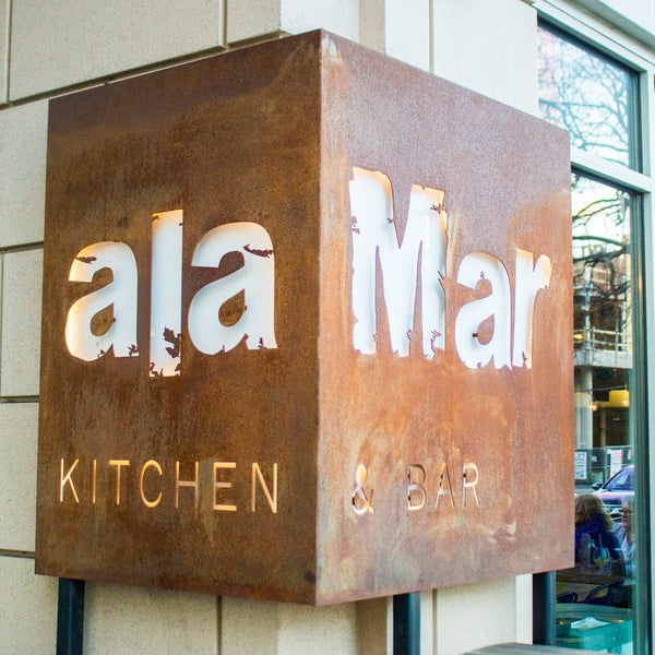 Das Foto wurde bei alaMar Kitchen &amp; Bar von alaMar Kitchen &amp; Bar am 3/8/2017 aufgenommen