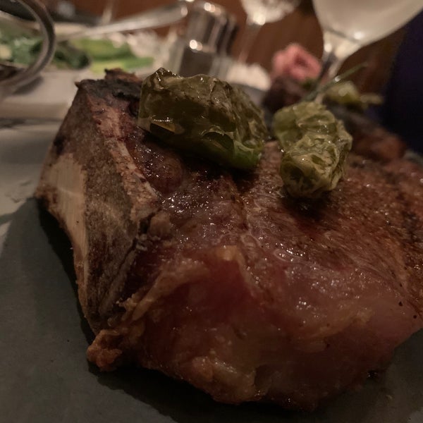 Foto diambil di Gallagher&#39;s Steakhouse oleh taichi t. pada 12/15/2019