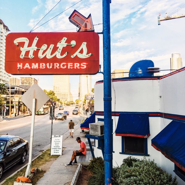 Das Foto wurde bei Hut&#39;s Hamburgers von Jeremy W. am 7/27/2016 aufgenommen