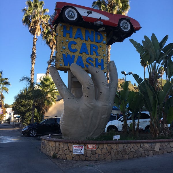 Das Foto wurde bei Studio City Hand Car Wash von Jonah W. am 11/22/2017 aufgenommen