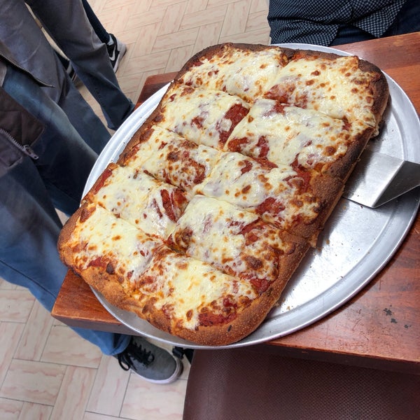 Das Foto wurde bei Famous Ben&#39;s Pizza of SoHo von Jonah W. am 10/6/2019 aufgenommen
