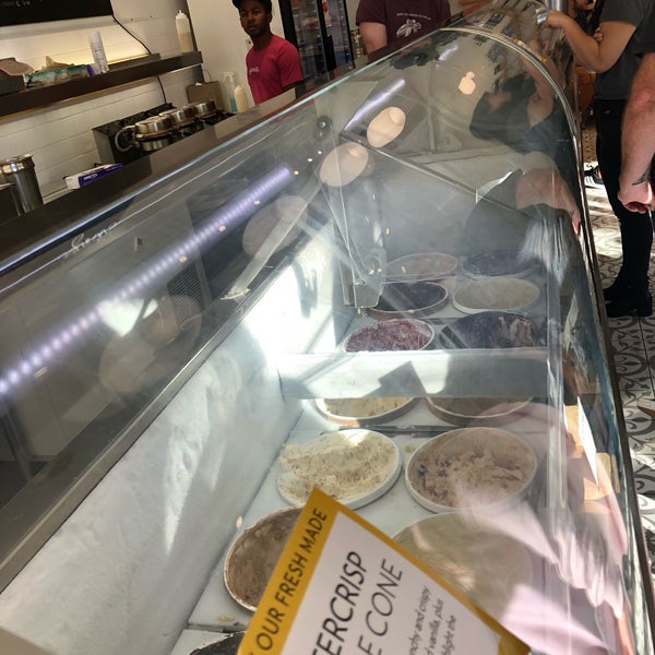 1/19/2019 tarihinde Jonah W.ziyaretçi tarafından Jeni&#39;s Splendid Ice Creams'de çekilen fotoğraf