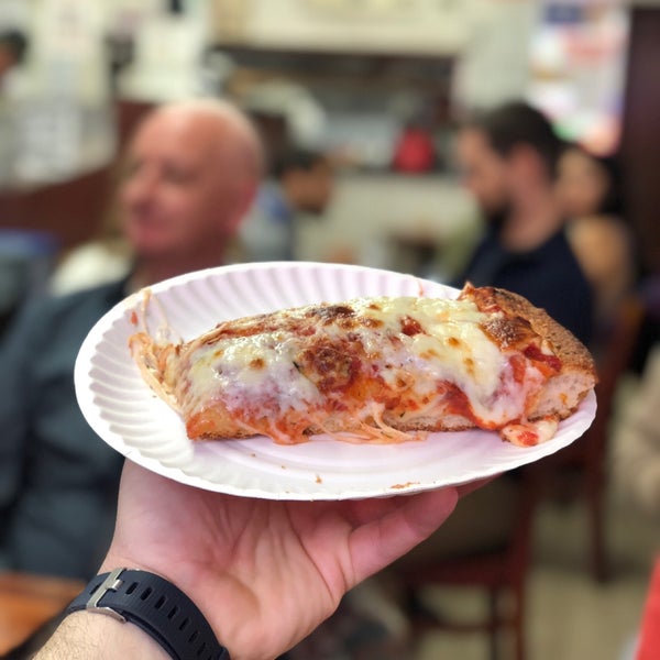 รูปภาพถ่ายที่ Famous Ben&#39;s Pizza of SoHo โดย Jonah W. เมื่อ 10/6/2019