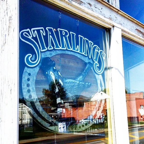 Снимок сделан в Starlings Coffee &amp; Provisions пользователем MT W. 9/11/2015