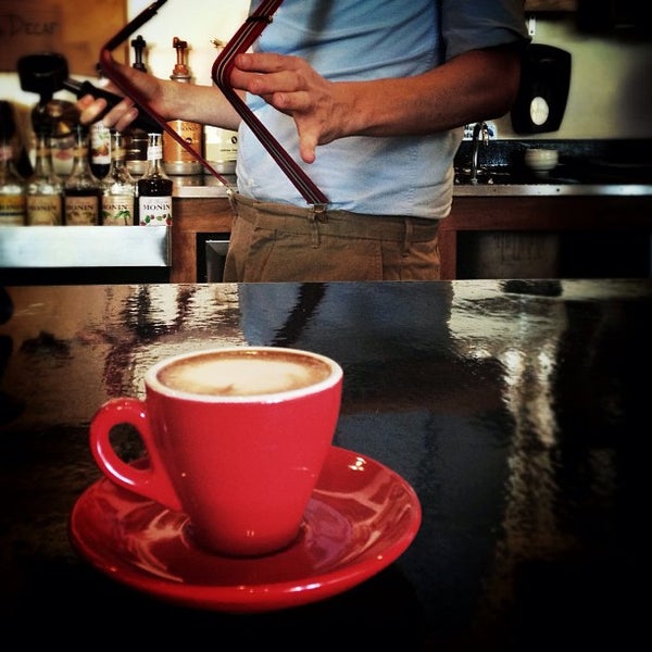 รูปภาพถ่ายที่ Chez Amavida - Coffee, Tea &amp; Killer Food โดย Desiree G. เมื่อ 5/9/2013