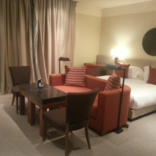 Foto diambil di Milan Suite Hotel oleh Andrea P. pada 12/5/2012