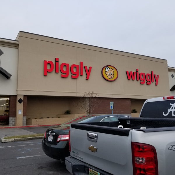 Foto diambil di Piggly Wiggly oleh Zach R. pada 2/10/2019.