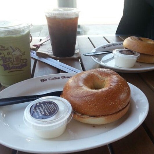 Снимок сделан в The Coffee Bean &amp; Tea Leaf пользователем Yeojin L. 11/11/2014