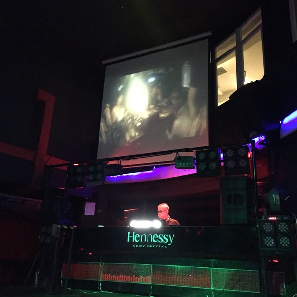 รูปภาพถ่ายที่ Guilly&#39;s Night Club โดย Me A. เมื่อ 9/20/2015