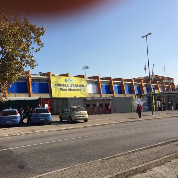 10/24/2015 tarihinde Magda M.ziyaretçi tarafından Orogel Stadium Dino Manuzzi'de çekilen fotoğraf