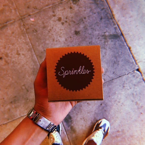 Photo taken at Sprinkles Beverly Hills Cupcakes by FHD on 7/22/2019