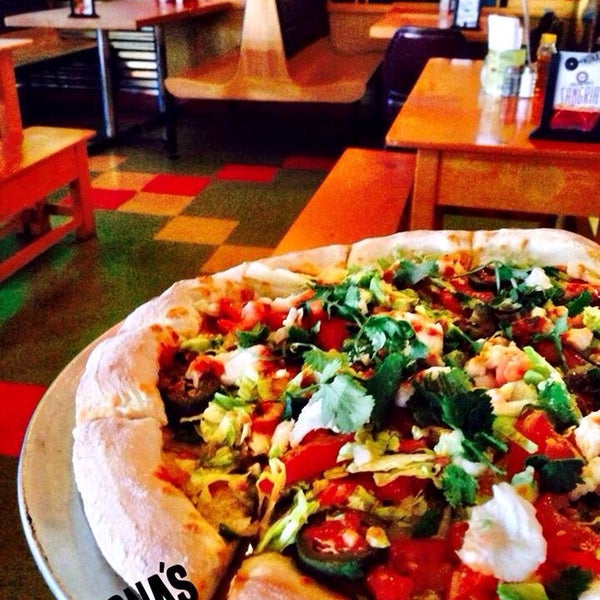 3/7/2014 tarihinde DJ D.ziyaretçi tarafından Nona&#39;s Pizza N. Mesa'de çekilen fotoğraf