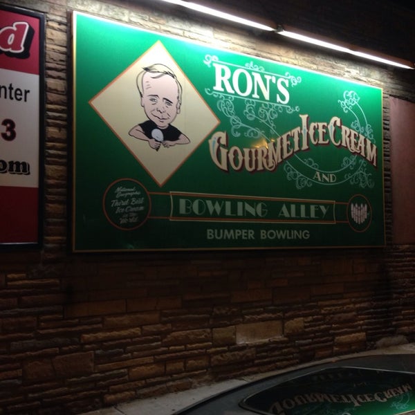 Photo prise au Ron&#39;s Gourmet Ice Cream and 20th Century Bowling par Darryl H. le11/11/2013