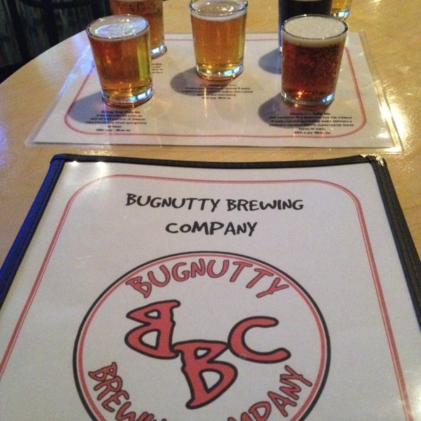 Foto tomada en Bugnutty Brewing Company  por Amanda O. el 11/2/2013